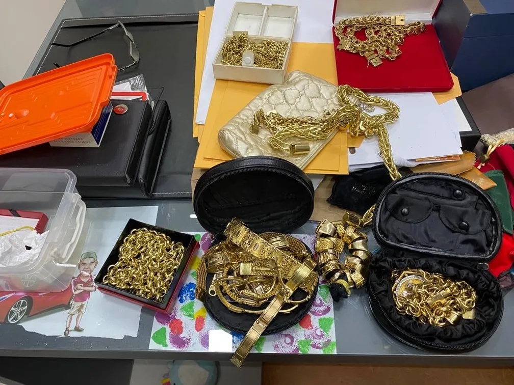 Joias encontradas com os investigados