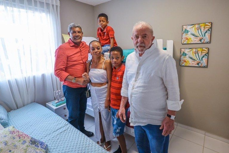 Josimeire e dois de seus três filhos ao lado do governador da Bahia, Jerônimo Rodrigues, e do presidente Lula em Santo Amaro