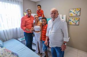 Josimeire e dois de seus três filhos ao lado do governador da Bahia, Jerônimo Rodrigues, e do presidente Lula em Santo Amaro (Foto: Ricardo Stuckert/ PR)