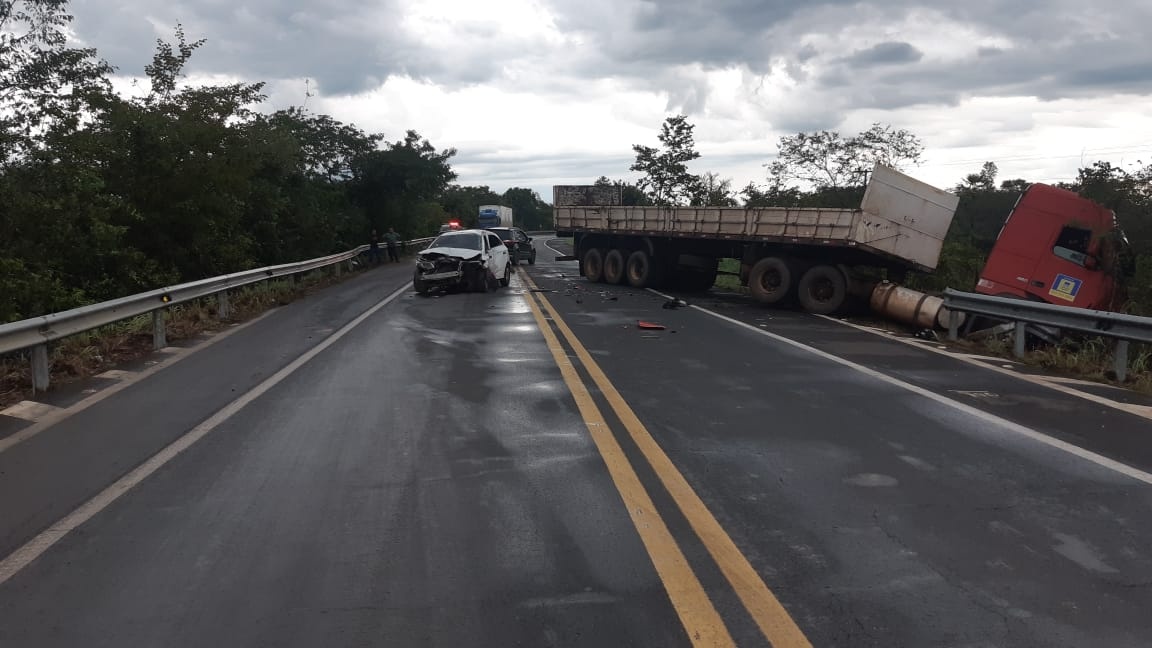 Motorista fica ferido ao colidir com caminhão depois de deslizar em pista molhada