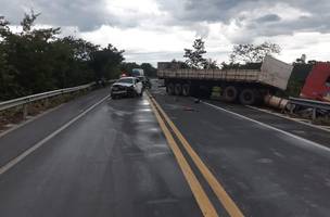 Motorista fica ferido ao colidir com caminhão depois de deslizar em pista molhada (Foto: PRF/Divulgação)