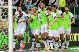 Nenê comemora belo gol no jogo contra o Trem-AP, pela Copa do Brasil (Foto: Daniel Ramalho/Vasco)