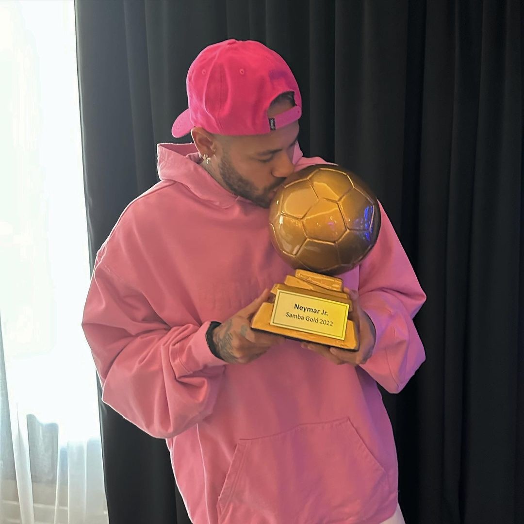 Neymar Jr com o prêmio Samba Gold