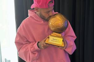 Neymar Jr com o prêmio Samba Gold (Foto: Reprodução/Instagram)