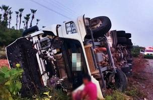 O caminhoneiro estava levando uma carga para São Luís, no Maranhão. (Foto: Reprodução/ PM)