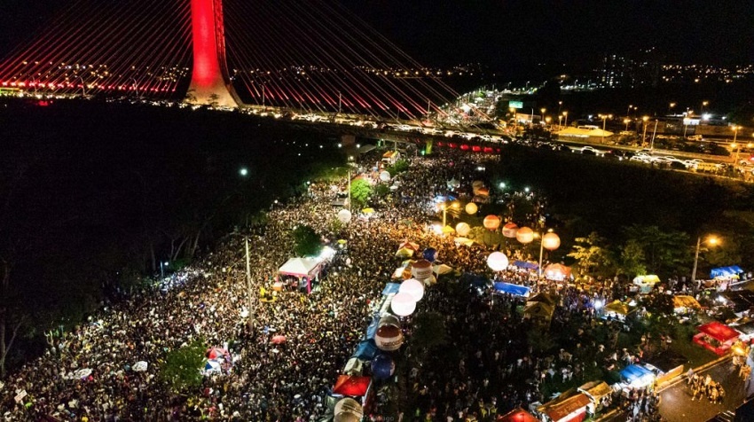 O Corso de Teresina reúne milhares de foliões