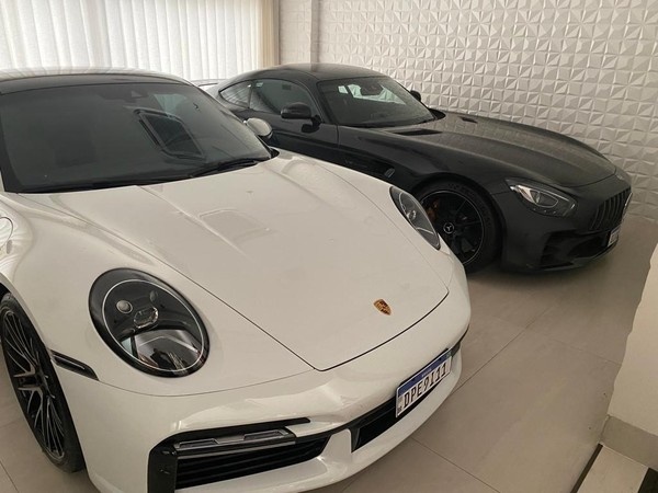 Os mandados de sequestro estão relacionados a 12 imóveis, 22 automóveis de luxo e 18 aeronaves