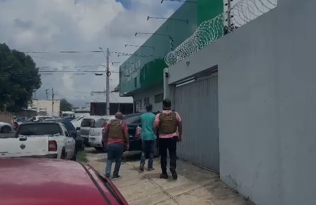 Polícia prende acusado de roubos de veículos na capital