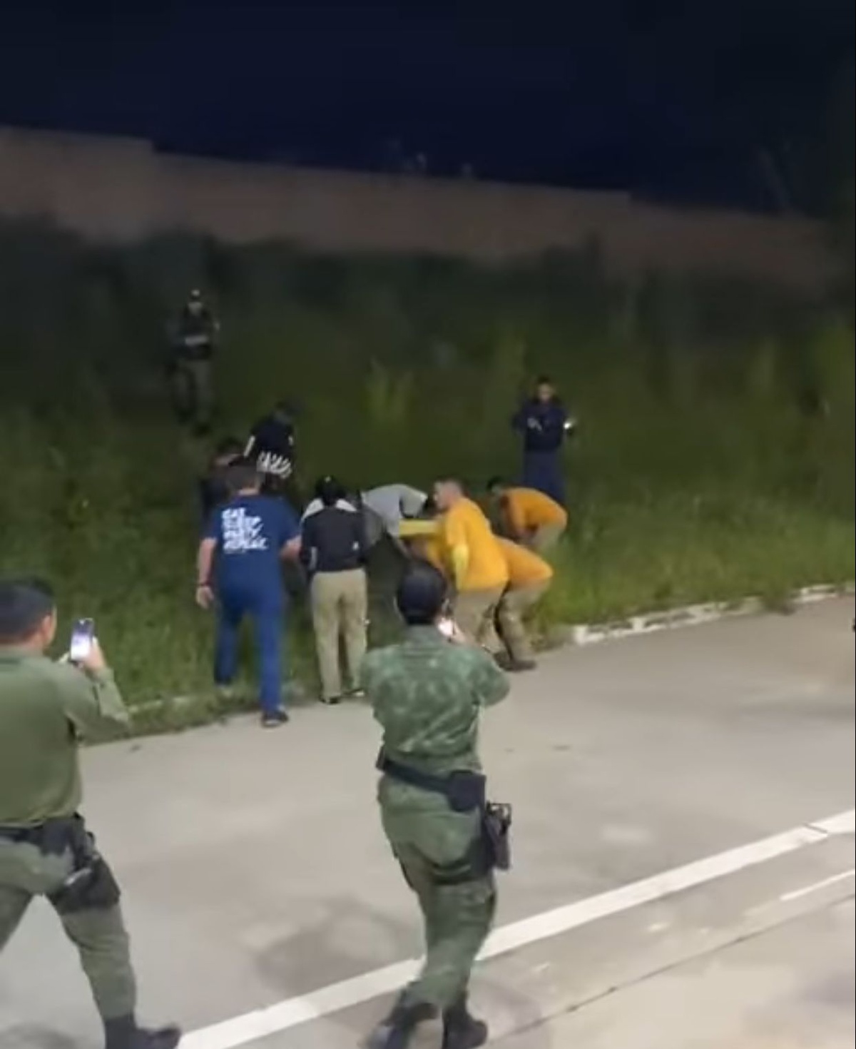 Policiais fazendo selfie na hora da captura da onça