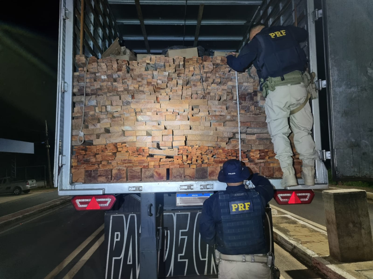 PRF apreende carga ilegal de madeira