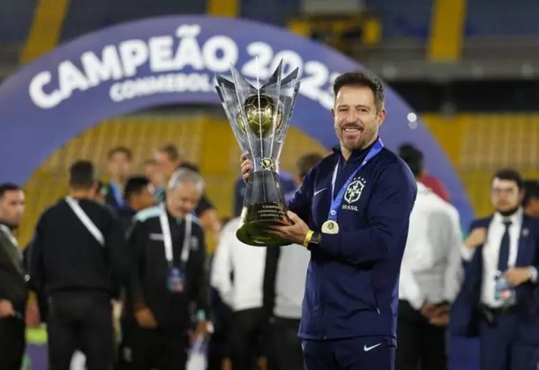 Ramon Menezes com a taça do Campeonato Sul-americano que consquistou à frente da seleção Sub-20