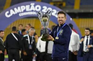 Ramon Menezes com a taça do Campeonato Sul-americano que consquistou à frente da seleção Sub-20 (Foto: Reprodução/Instagram)