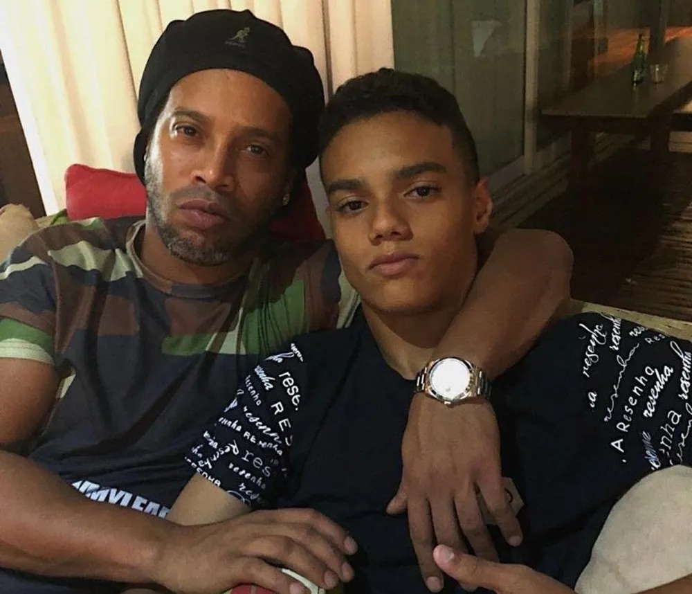 Ronaldinho Gaúcho e seu filho João Mendes, novo atleta do Barcelona