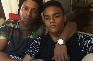 Ronaldinho Gaúcho e seu filho João Mendes, novo atleta do Barcelona (Foto: Reprodução)