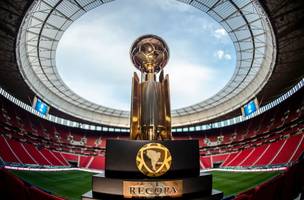 Taça da Recopa Sul-Americana (Foto: Divulgação/Conmebol)