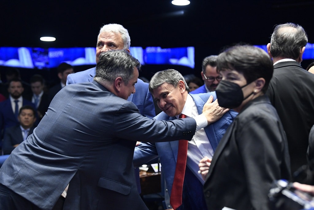 Wellington Dias toma posse no senado