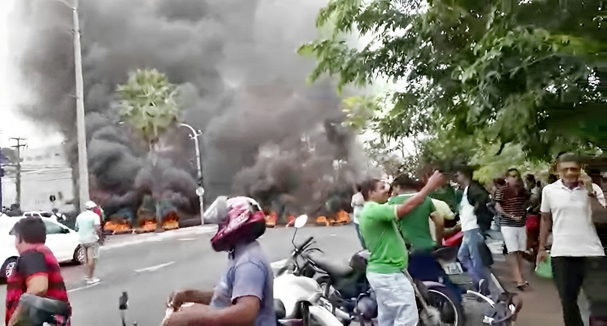 A avenida Maranhão foi fechada com pneus queimados em frente ao Setut