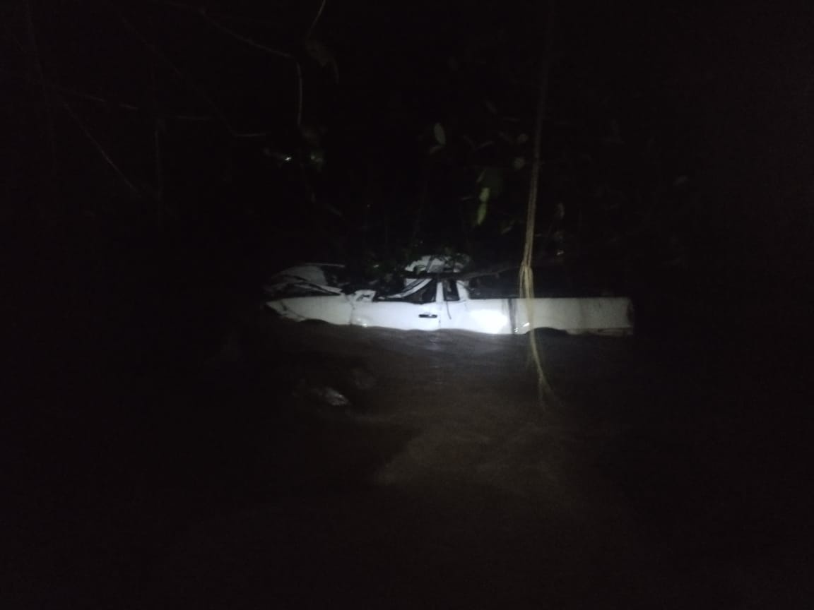 A caminhonete foi encontrada pelos bombeiros e populares totalmente submersa