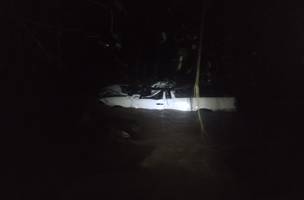A caminhonete foi encontrada pelos bombeiros e populares totalmente submersa (Foto: Reprodução)