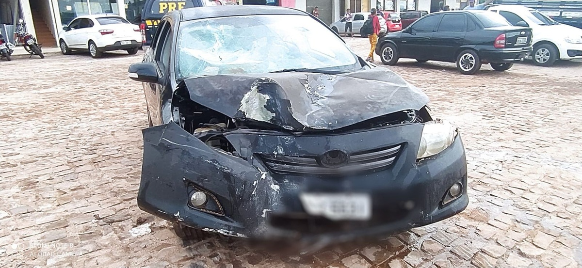 A frente do carro ficou destruída