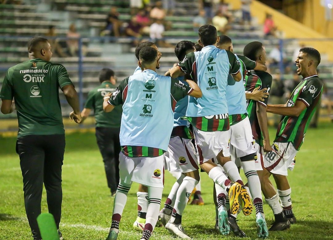 A partida terminou em empate no estádio Lindolfo Monteiro