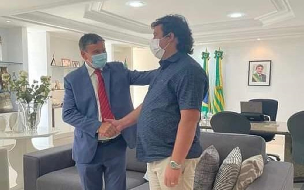 A revista destaca Wellington Dias recebendo Ítalo no Karnak