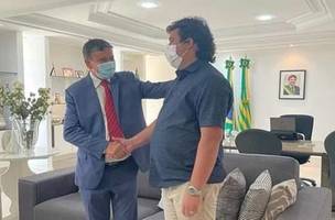 A revista destaca Wellington Dias recebendo Ítalo no Karnak (Foto: Divulgação)