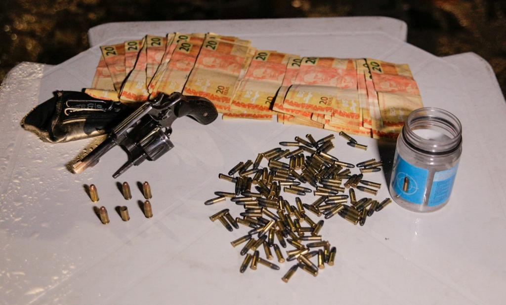 Arma e munições encontradas com o suspeito