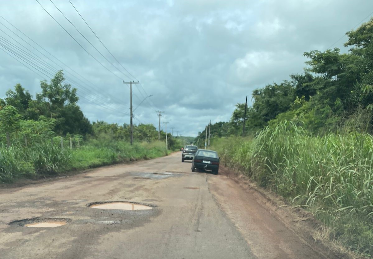 Buracos na estrada prejudicam carros e atrapalham os motoristas