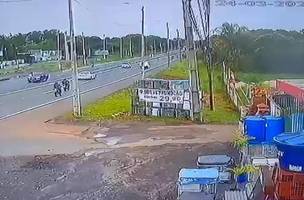 Câmeras flagram momento que poste cai sobre motociclista na BR 343 (Foto: Reprodução)