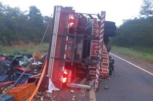 Caminhão carregado de frutas tomba e deixa o motorista ferido (Foto: PRF/Divulgação)