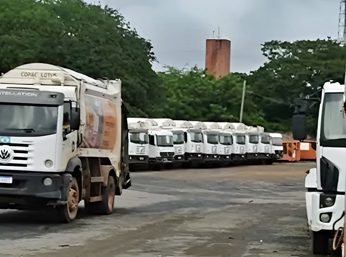 Caminhões do CTA parados na garagem durante a manhã de hoje (16).