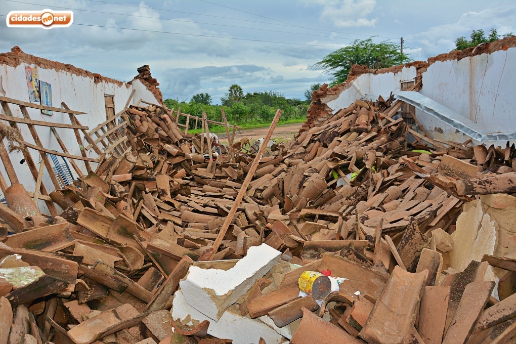 Capela desaba durante forte chuva e imagens sacras ficam intactas no Piauí