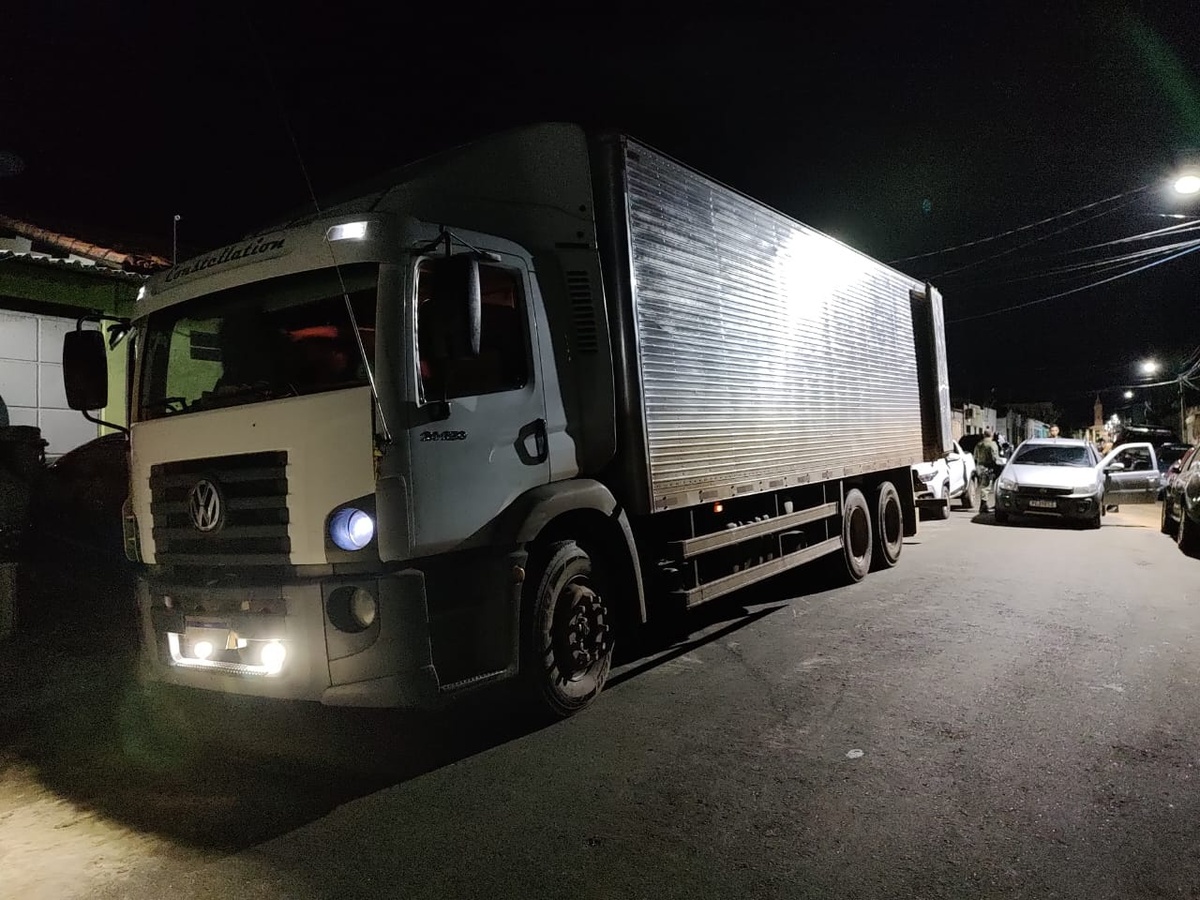 Carga ilegal de cigarros é apreendida em Simplício Mendes