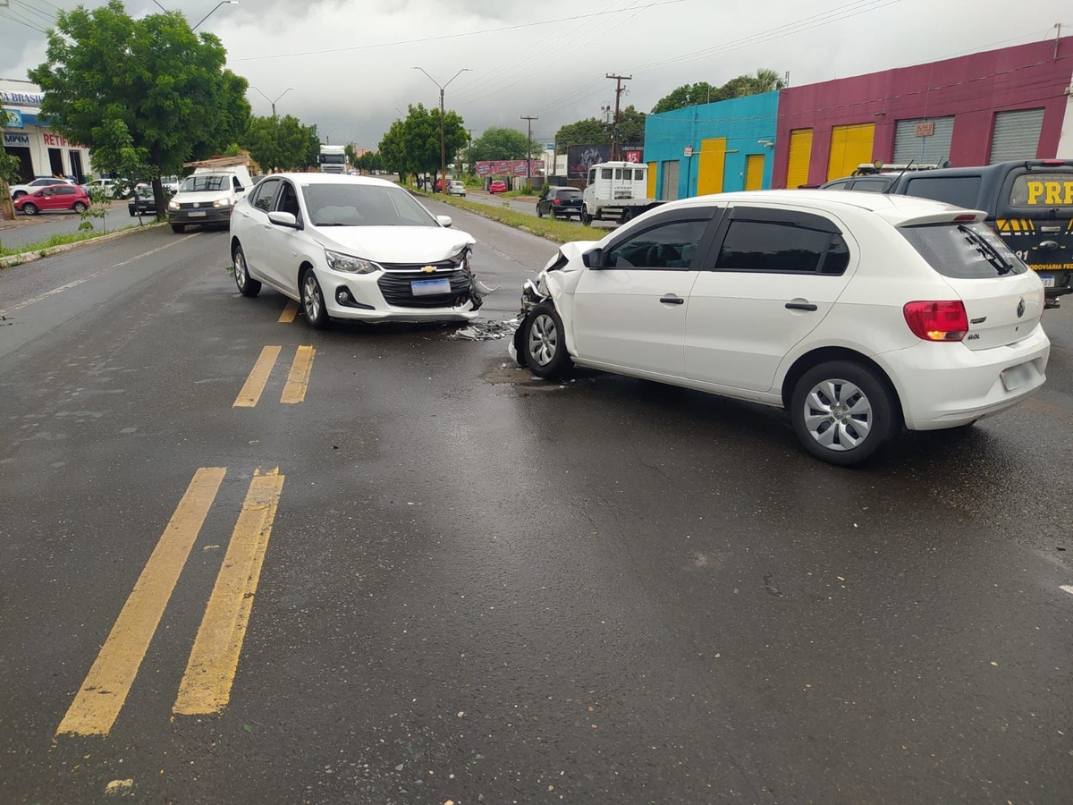 Colisão frontal deixa dois feridos na BR-316