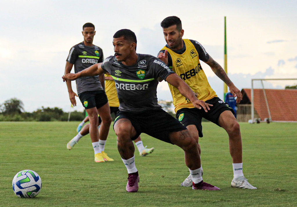 Cuiabá enfrenta o Goiás