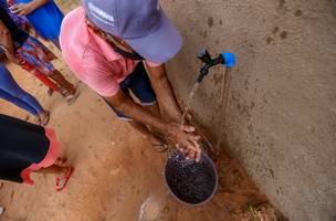 Distribuição de água em Cajueiro da Praia (Foto: Reprodução)