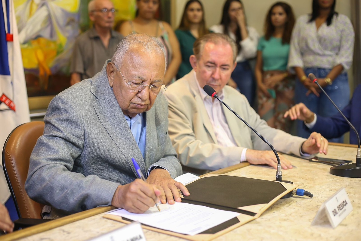 Dr. Pessoa assina licitação de obra de rebaixamento da Avenida Miguel Rosa
