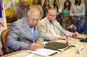 Dr. Pessoa assina licitação de obra de rebaixamento da Avenida Miguel Rosa (Foto: Divulgação)