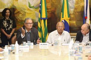 Dr. Pessoa reunido com entidade para tratar do Centro de Teresina (Foto: Divulgação)