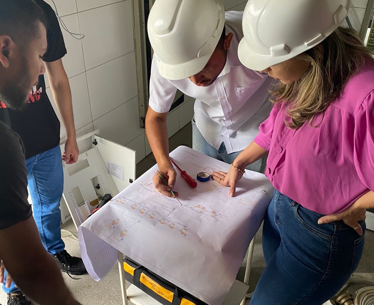 Equipe de engenheiros da FMS avaliando a estrutura do Hospital Alberto Neto