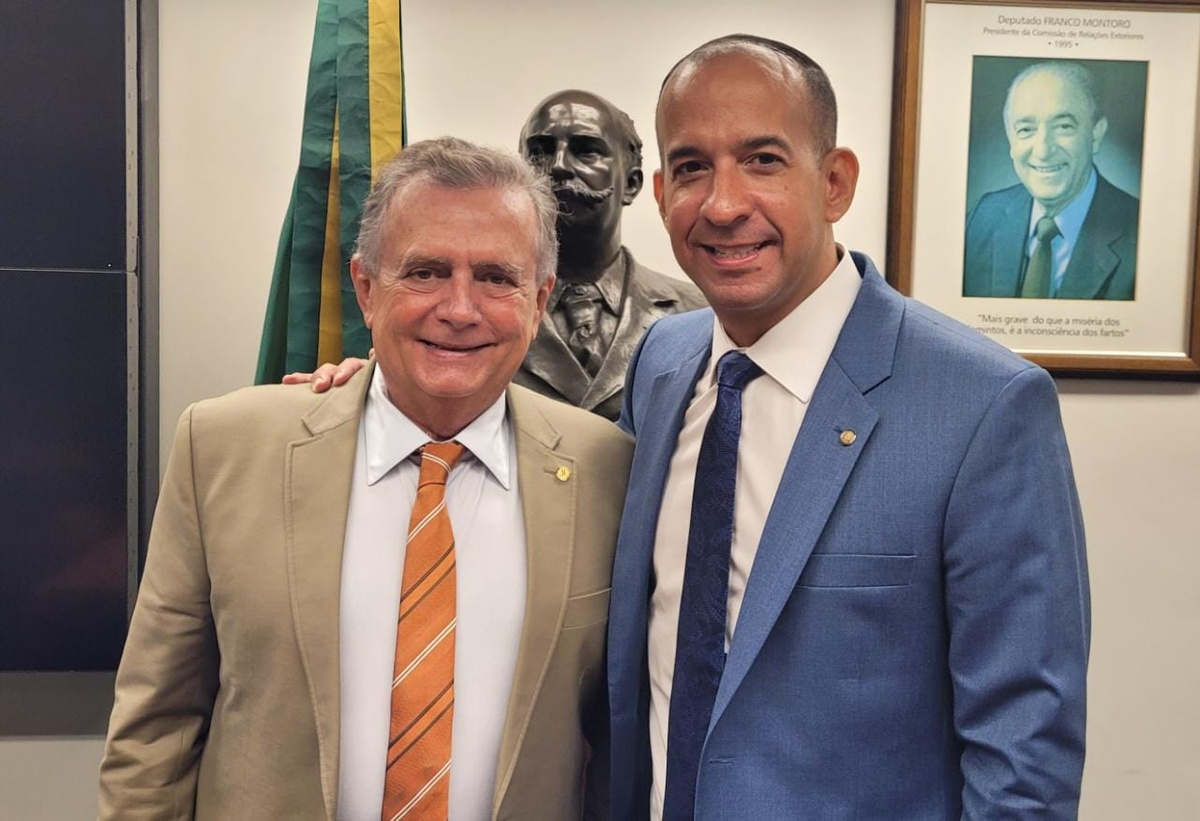 Flávio Nogueira com o deputado Paulo Alexandre Barbosa (PSDB/SP), presidente da Comissão.