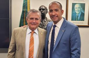 Flávio Nogueira com o deputado Paulo Alexandre Barbosa (PSDB/SP), presidente da Comissão. (Foto: Divulgação)