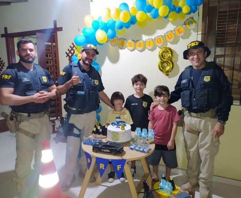 Garoto de 8 anos recebe surpresa da PRF durante aniversário