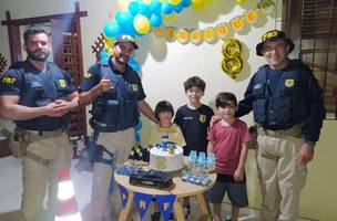 Garoto de 8 anos recebe surpresa da PRF durante aniversário (Foto: PRF/Divulgação)