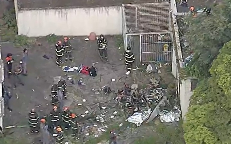 Helicóptero cai em área residencial de São Paulo