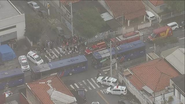 Imagem aérea da frente da escola logo depois da ocorrência
