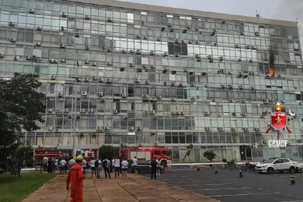 Incêndio atinge andar do prédio do Comando da Marinha em Brasília