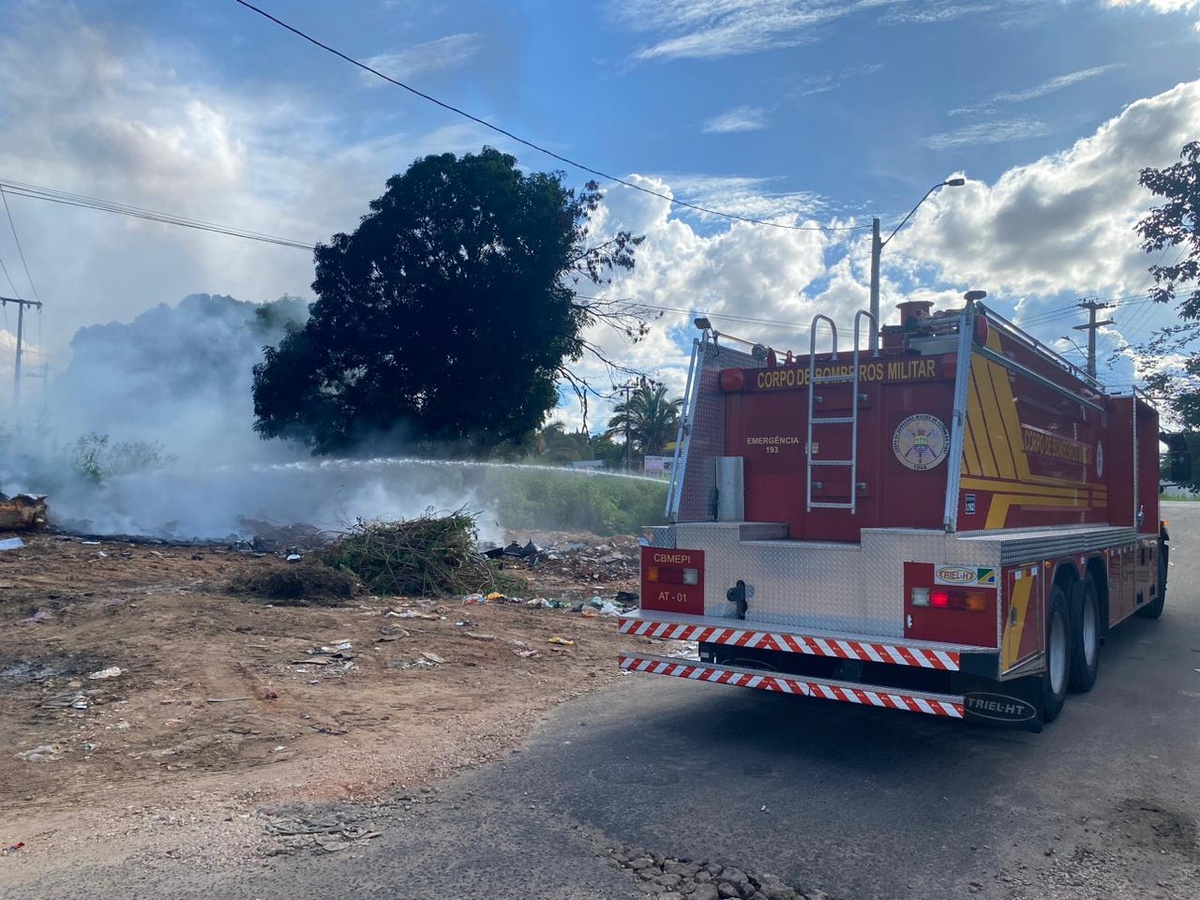Incêndio em terreno existe um Ponto de Recolhimento de Resíduos