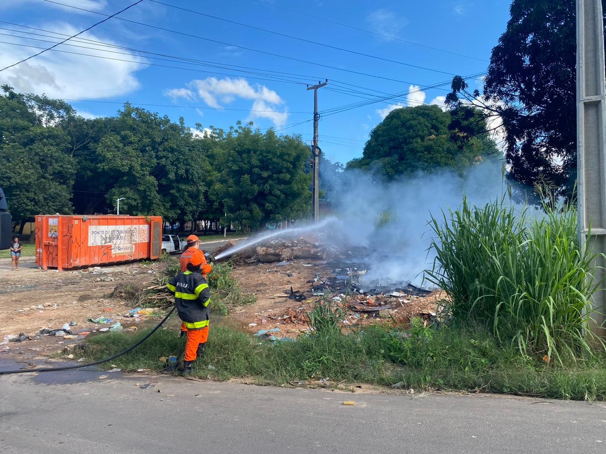 Incêndio em terreno onde existe um Ponto de Recolhimento de Resíduos